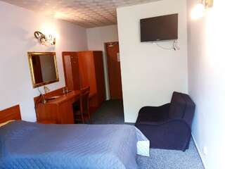 Отель Hotel Magnat Островец-Свентокшиский Двухместный номер с 1 кроватью или 2 отдельными кроватями-1