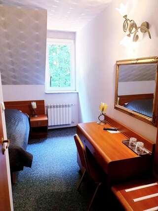 Отель Hotel Magnat Островец-Свентокшиский Двухместный номер с 1 кроватью или 2 отдельными кроватями-7